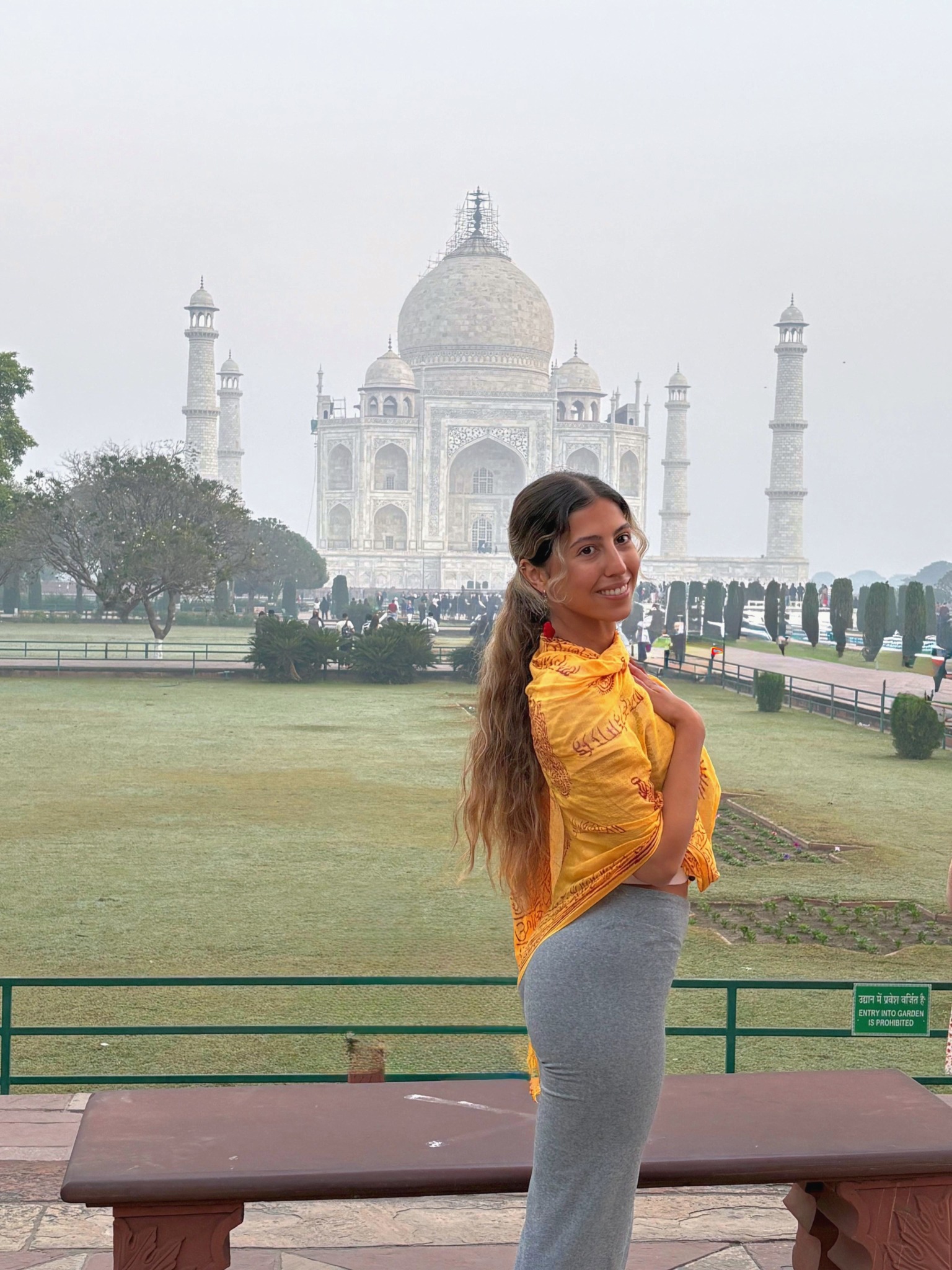 Antonella durante su viaje de estudio en India, frente al Taj Mahal